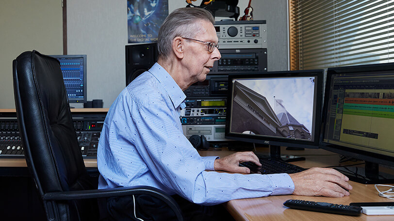 Man die palliatieve zorg krijgt, wordt in een rolstoel door een ziekenhuisgang geduwd