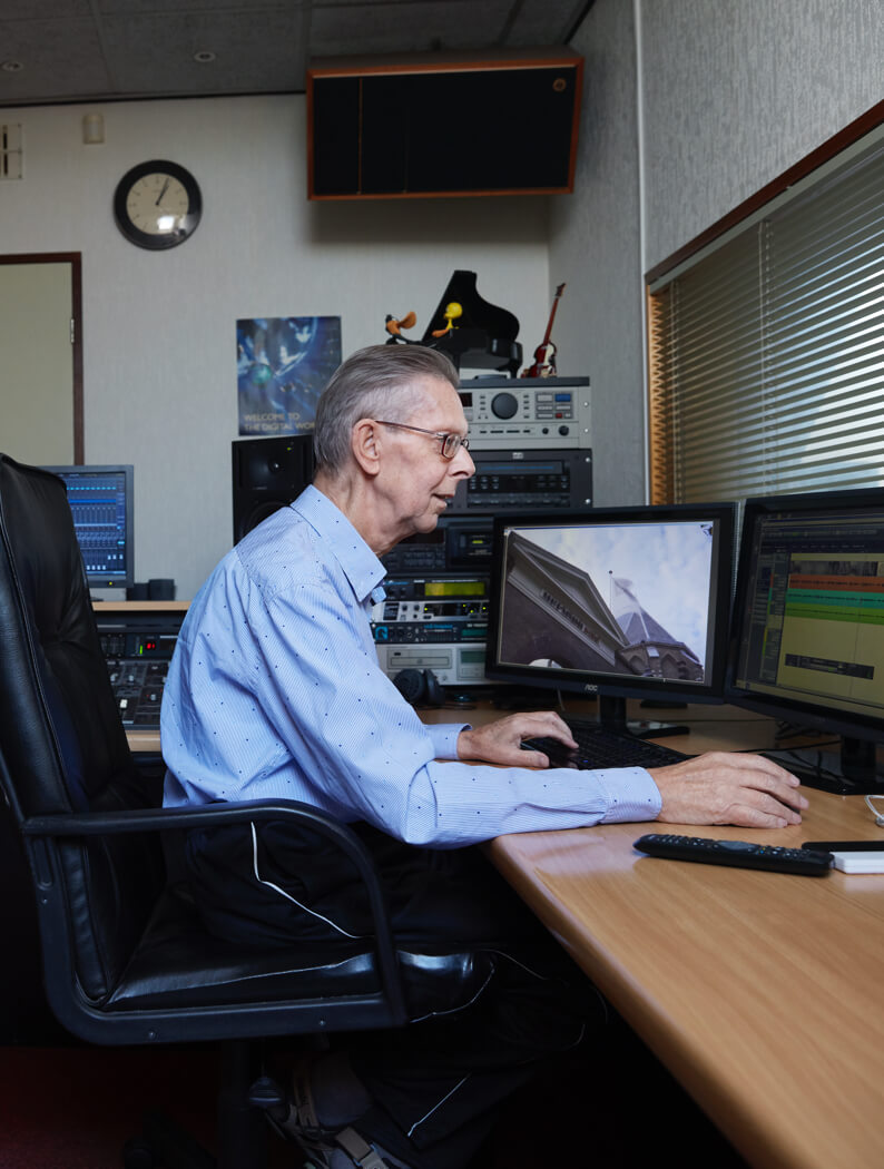 Vrouw die palliatieve zorg krijgt, schildert in haar zolder atelier