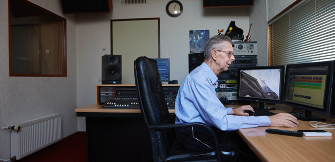 Vrouw die palliatieve zorg krijgt, schildert in haar zolder atelier