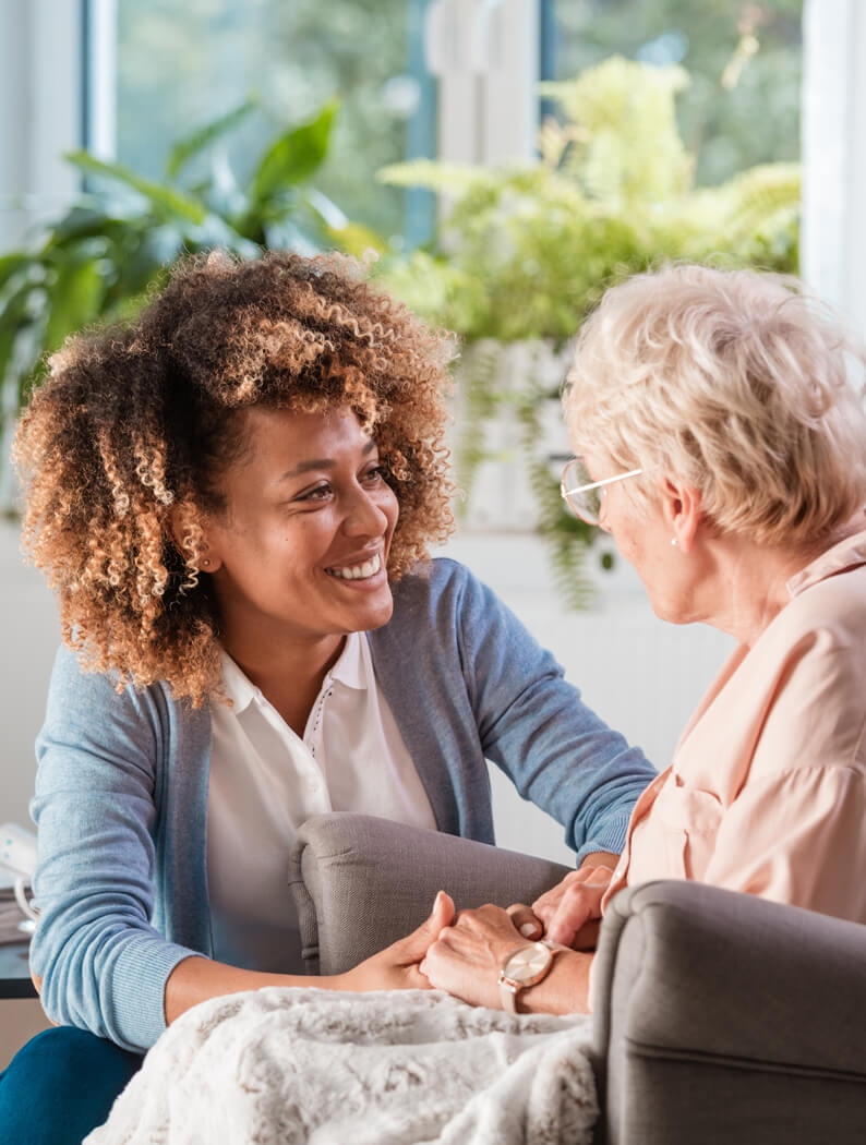 Vrouw die palliatieve zorg krijgt, uit wandelen met haar honden