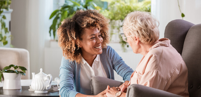 Vrouw die palliatieve zorg krijgt, uit wandelen met haar honden
