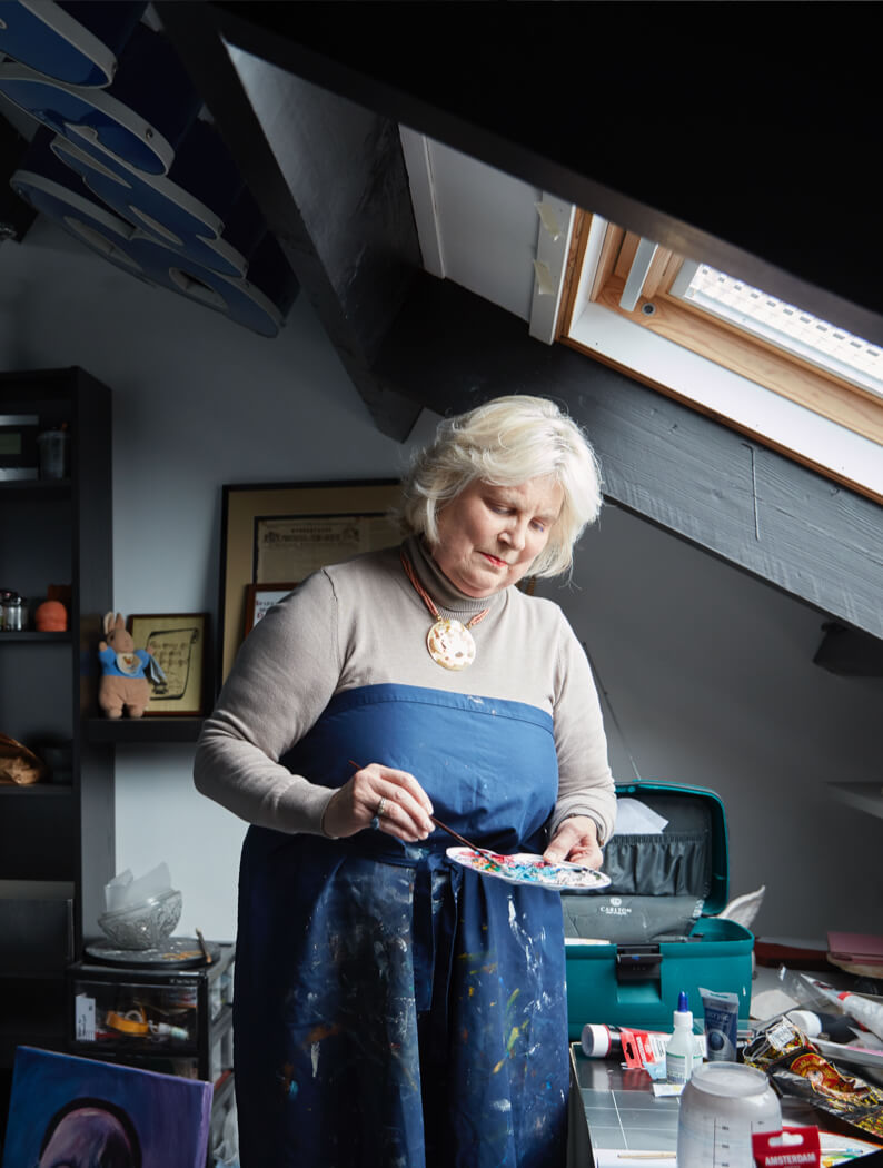 Man die palliatieve zorg krijgt, zit thuis achter zijn computer